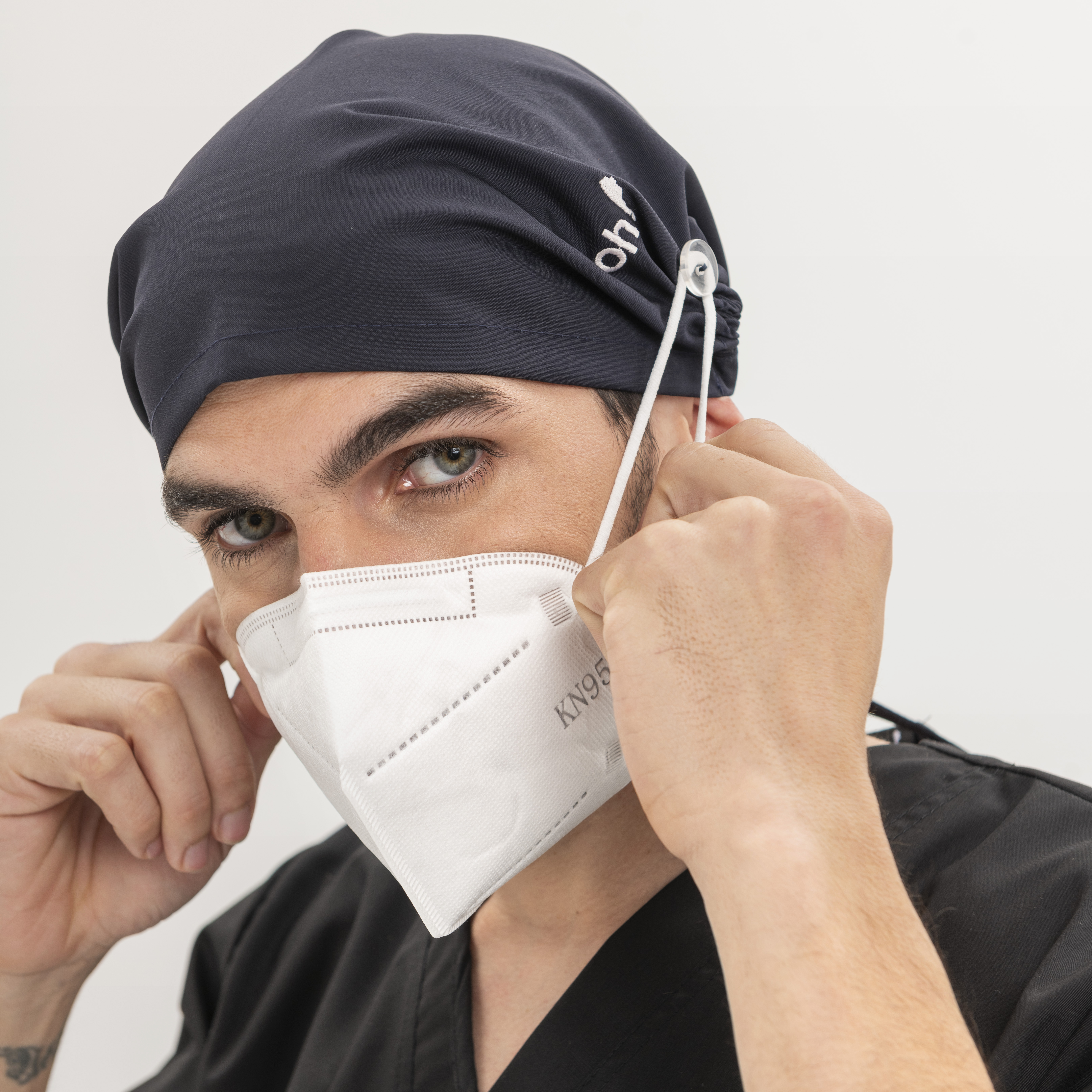 Cofia ajustable con botón azul profundo